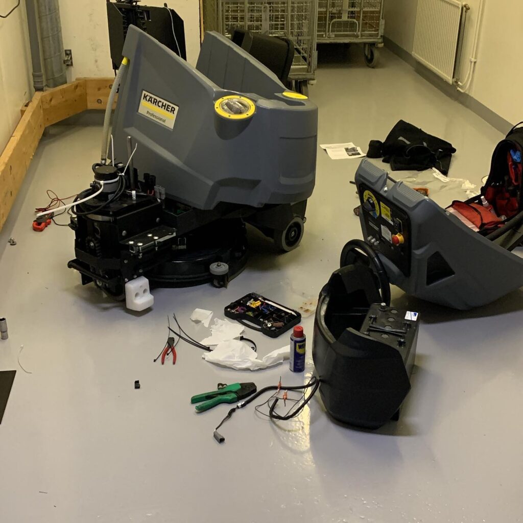 Reparation och service av en Kärcher kombiskurmaskin.